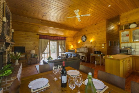 Silky Oak Cottage - Newcastle Accommodation 2
