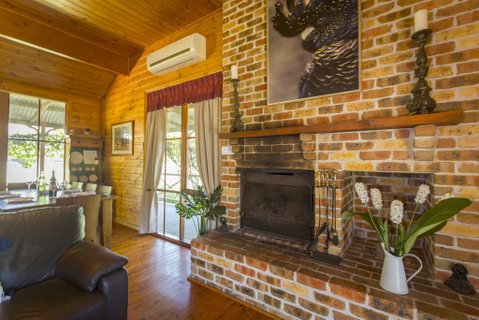Silky Oak Cottage - Newcastle Accommodation 3