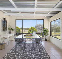 Silky Oak Cottage - cosy with country views - New Castle Tourism