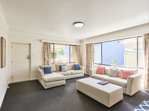 Skymirror Villa - Newcastle Accommodation 2