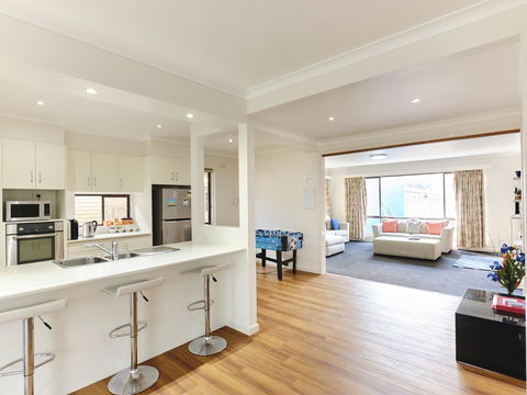 Skymirror Villa - Newcastle Accommodation 3
