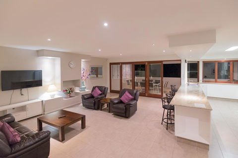 Spacious House In Heart Of Surfers Paradise - New Castle Tourism 3