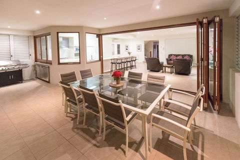Spacious House In Heart Of Surfers Paradise - New Castle Tourism 1