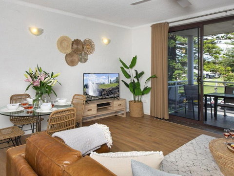 St Tropez Beachside Luxe - Newcastle Accommodation 0