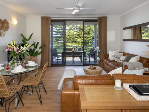 St Tropez Beachside Luxe - Newcastle Accommodation 1
