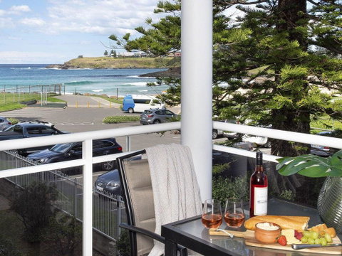 St Tropez Beachside Luxe - Newcastle Accommodation 3