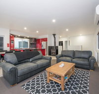 Stratton Summit 4- Modern sophisticated style with lake and mountain views - Newcastle Accommodation