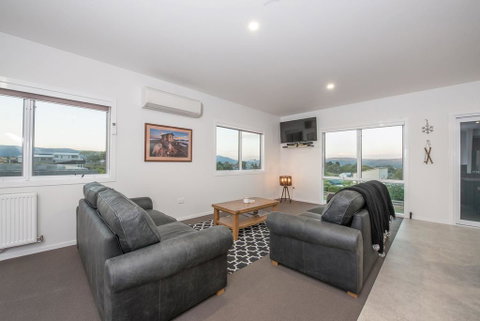 Stratton Summit 4- Modern, Sophisticated Style With Lake And Mountain Views - Newcastle Accommodation 1