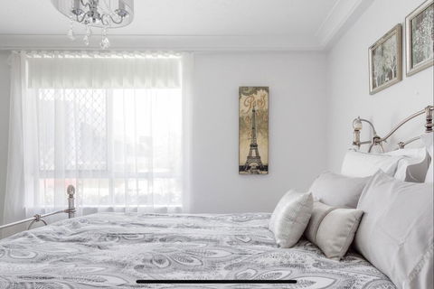 Stunning Burleigh Beach Apartment - Newcastle Accommodation 3