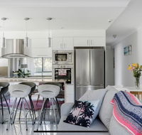 Stunning Burleigh Beach Apartment - Newcastle Accommodation
