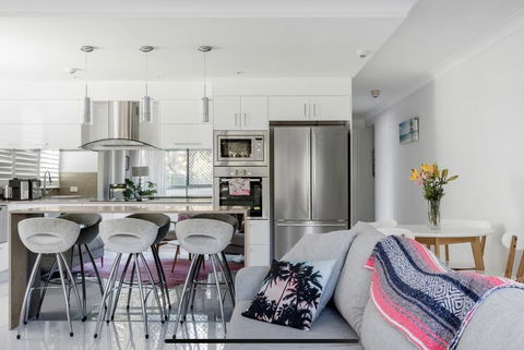 Stunning Burleigh Beach Apartment - Newcastle Accommodation 0