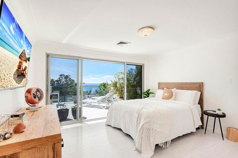 Stunning Oceanview Retreat Between Beach And Bush - Newcastle Accommodation 2