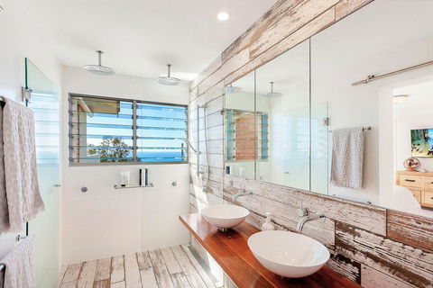 Stunning Oceanview Retreat Between Beach And Bush - Newcastle Accommodation 3