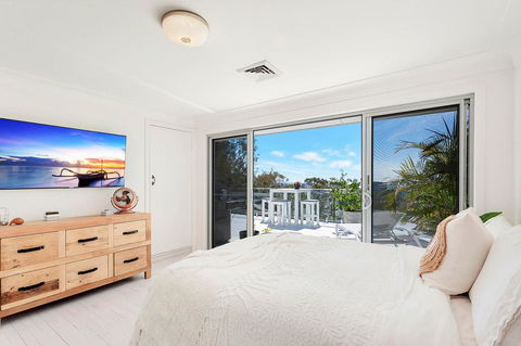 Stunning Oceanview Retreat Between Beach And Bush - Newcastle Accommodation 1