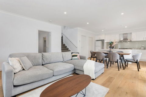 Style, Comfort And Convenience - New Castle Tourism 0