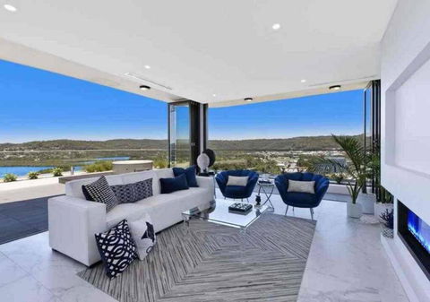 Stylish Penthouse With Views & Jacuzzi - New Castle Tourism 0