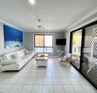 STYLISH RESIDENCE LARGE PRIVATE YARD - CLOSE TO DREAMWORLD - Newcastle Accommodation