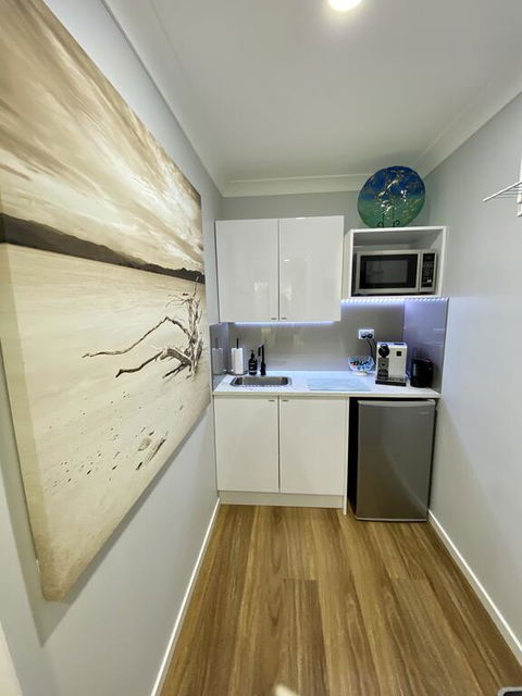 STYLISH UNIT - CLOSE TO DREAMWORLD - Newcastle Accommodation 3