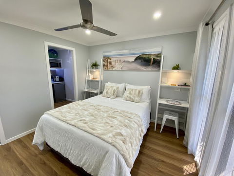 STYLISH UNIT - CLOSE TO DREAMWORLD - Newcastle Accommodation 1