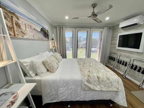 STYLISH UNIT - CLOSE TO DREAMWORLD - Newcastle Accommodation 0