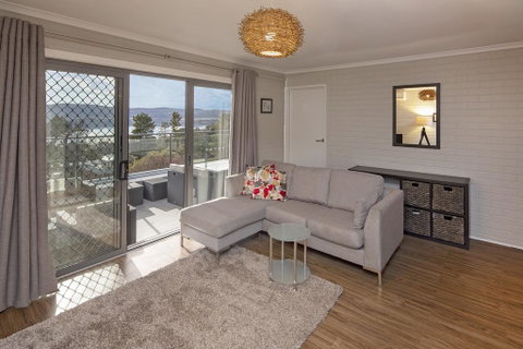 Summit 9 - Modern And Stylish Newly Renovated Apartment - Newcastle Accommodation 1