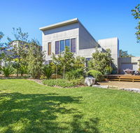 Sunshine Beach House-25 metre walk to the beach - New Castle Tourism