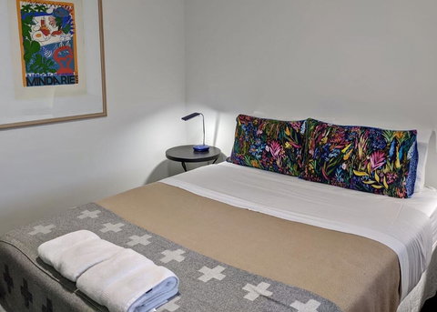 Superb 2 BR Apartment Minutes To CBD- Cen8 - New Castle Tourism 3