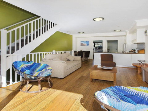 Surf Beach Townhouse - Newcastle Accommodation 3