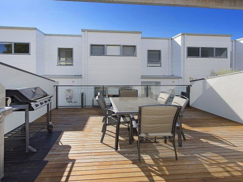 Surf Beach Townhouse - Newcastle Accommodation 2
