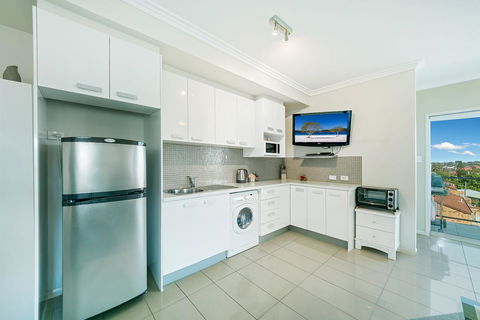 Suttons Beach Apartments - Newcastle Accommodation 3