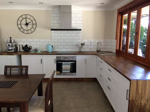 TAKURA HEIGHTS Modern Country Apartment With Pool Access - Newcastle Accommodation 2