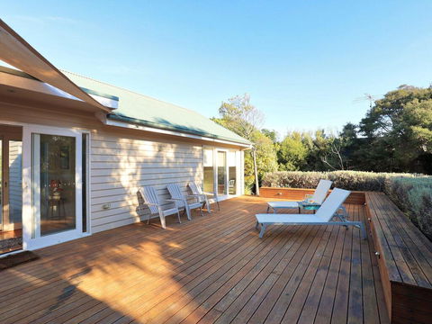 The Beach House - Quintessential Holiday House With Open Fireplace! - New Castle Tourism 1
