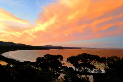 DOLPHIN LOOKOUT COTTAGE - Amazing Views Of The Bay Of Fires - Newcastle Accommodation 0