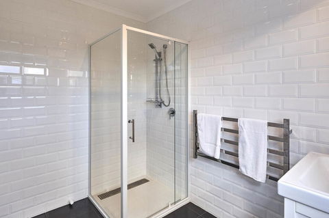DOLPHIN LOOKOUT COTTAGE - Amazing Views Of The Bay Of Fires - Newcastle Accommodation 3