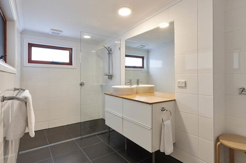 DOLPHIN LOOKOUT COTTAGE - Amazing Views Of The Bay Of Fires - Newcastle Accommodation 2