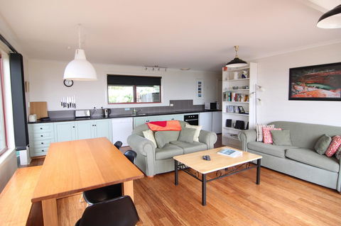 DOLPHIN LOOKOUT COTTAGE - Amazing Views Of The Bay Of Fires - Newcastle Accommodation 11