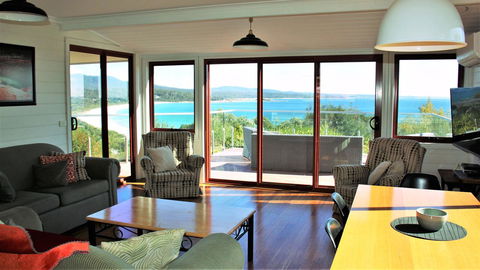 DOLPHIN LOOKOUT COTTAGE - Amazing Views Of The Bay Of Fires - Newcastle Accommodation 1