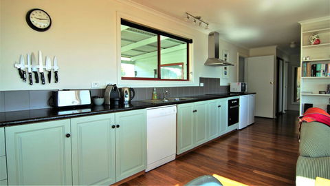 DOLPHIN LOOKOUT COTTAGE - Amazing Views Of The Bay Of Fires - Newcastle Accommodation 5