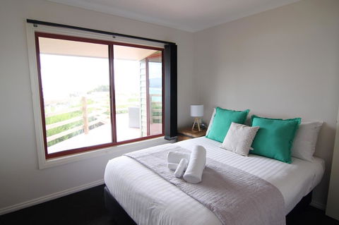 DOLPHIN LOOKOUT COTTAGE - Amazing Views Of The Bay Of Fires - Newcastle Accommodation 8