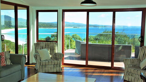 DOLPHIN LOOKOUT COTTAGE - Amazing Views Of The Bay Of Fires - Newcastle Accommodation 14
