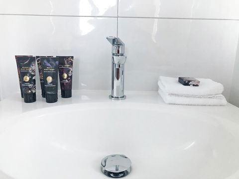 EMBRACING EVANDALE - Hosted By L'Abode Accommodation - Newcastle Accommodation 24