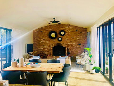 EMBRACING EVANDALE - Hosted By L'Abode Accommodation - Newcastle Accommodation 1