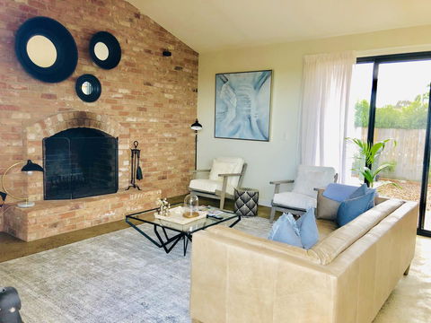 EMBRACING EVANDALE - Hosted By L'Abode Accommodation - Newcastle Accommodation 5
