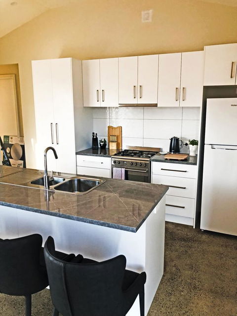 EMBRACING EVANDALE - Hosted By L'Abode Accommodation - Newcastle Accommodation 18