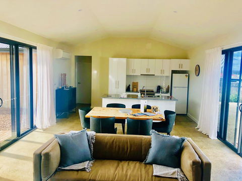 EMBRACING EVANDALE - Hosted By L'Abode Accommodation - Newcastle Accommodation 2