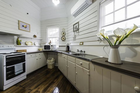 Touchwood Cottages - Newcastle Accommodation 12