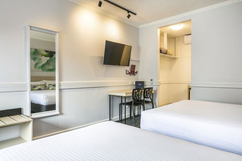 Nightcap At Matthew Flinders Hotel - New Castle Tourism 12