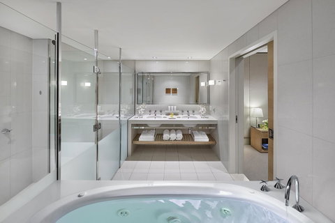 Crown Promenade Melbourne - Newcastle Accommodation 28