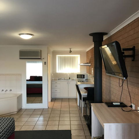 Beachcomber Motel & Apartments - Newcastle Accommodation 5