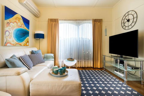 Nautique Beach House - Newcastle Accommodation 3